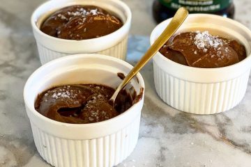 Mousse au chocolat servie avec fleur de sel et huile d’olive